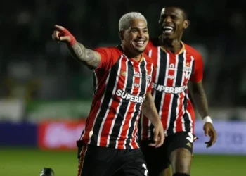 Luciano aponta para Ferreirinha ao comemorar o gol que marcou para o São Paulo sobre o Juventude • Rubens Chiri / São Paulo FC