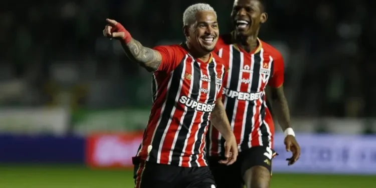 Ferreira brilha no fim, São Paulo vence Juventude e se afasta do Z4
