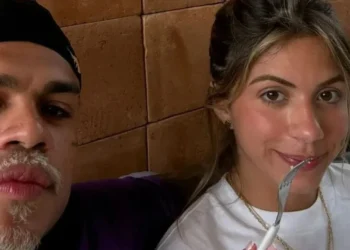 MC Cabelinho posa ao lado da namorada • Instagram / MC Cabelinho