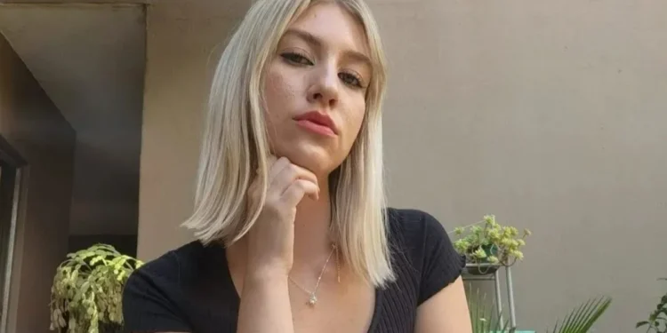 Anne Leigh McKenzie, de 27 anos, originária da África do Sul, chegou ao Brasil na última sexta-feira (18), um dia antes de ser assassinada em Curitiba, conforme revelou a delegada da Polícia Civil do Paraná (PC-PR), Magda Hofstaetter, que está à frente das investigações.  • Redes Sociais