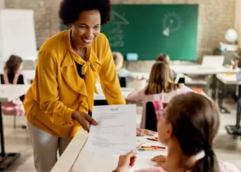 PND tem o objetivo de aprimorar a formação de docentes e ampliar o número de professores qualificados nas redes públicas • Freepik