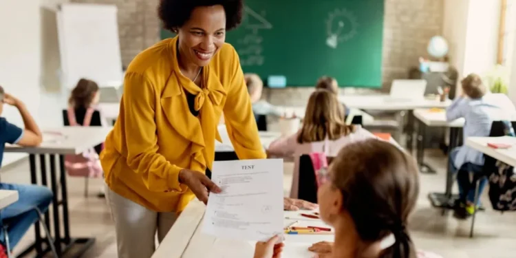 PND tem o objetivo de aprimorar a formação de docentes e ampliar o número de professores qualificados nas redes públicas • Freepik