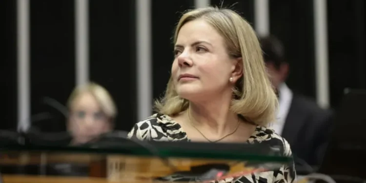 Estamos dispostos a negociar, mas sem recuar na soberania, diz Gleisi à CNN