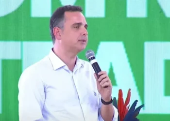 Ex-presidente do Senado, Rodrigo Pacheco (PSD-MG) discursa em agenda da presidência da República, ao lado do presidente Luiz Inácio Lula da Silva (PT), na região do Vale do Jequitinhonha, em Minas Gerais • Reprodução/YouTube (@canalgov)