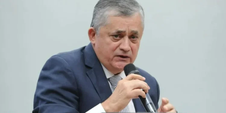 Líder do governo na Câmara é internado para procedimento no coração