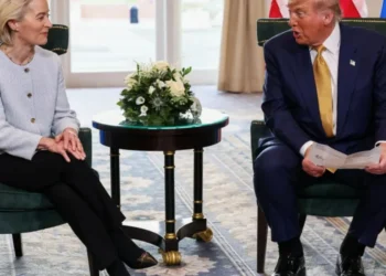 Presidente dos EUA, Donald Trump, e a presidente da Comissão Europeia, Ursula von der Leyen, em Turnberry, Escócia • REUTERS/Evelyn Hockstein