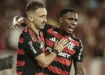 Léo Ortiz celebra seu gol com os companheiros na vitória do Flamengo sobre o Atlético-MG • Gilvan de Souza/Flamengo
