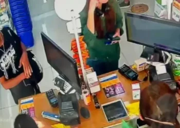 Câmeras de segurança da farmácia flagraram a ação do criminoso. • Reprodução