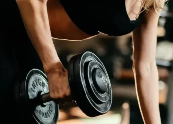 A perda de peso, independentemente da forma, exige uma nova relação com o corpo. • Imagem: Pexels/Karolina Grabowska