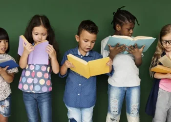 Mais de 300 mil crianças e adolescentes que estavam fora da escola ou em risco de evasão foram identificados e retornaram às salas de aula graças à Busca Ativa Escolar • Freepik