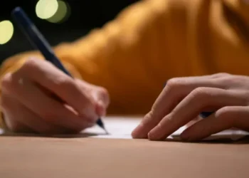 Ideia de que estudar mais é sempre melhor nem sempre rende bons resultados, segundo especialista • Alexander Van Steenberge/Unsplash