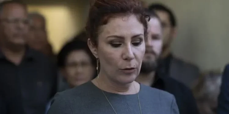 Foto de arquivo: a deputada federal Carla Zambelli (PL- SP) participa uma coletiva de imprensa na sede de seu partido no bairro de Moema, na zona sul da cidade de São Paulo, na tarde desta quinta-feira, 15 de maio de 2025 — Foto: NINO CIRENZA/ATO PRESS/ESTADÃO CONTEÚDO