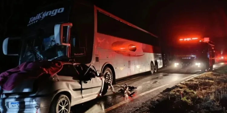 Colisão entre ônibus e carro deixa cinco mortos em MG.  • Reprodução/Bombeiros MG
