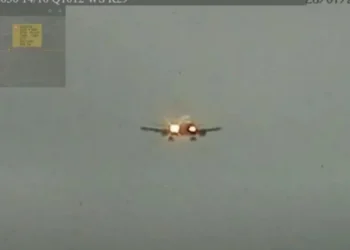 Imagem da arremetida do voo GOL 1720, nesta segunda-feira (28).  • Camera Aeroporto Porto Alegre BrAmigos