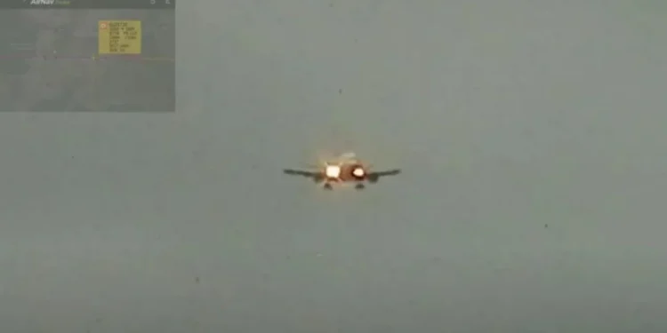 Imagem da arremetida do voo GOL 1720, nesta segunda-feira (28).  • Camera Aeroporto Porto Alegre BrAmigos