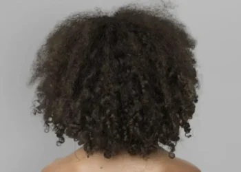 Cabelos curvados naturalmente são mais ressecados • Freepik