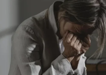 Novo estudo descobriu que pessoas que passam por uma tristeza avassaladora têm mais chance de morrer nos 10 anos seguintes ao luto do que aquelas que não passam por isso • Freepik