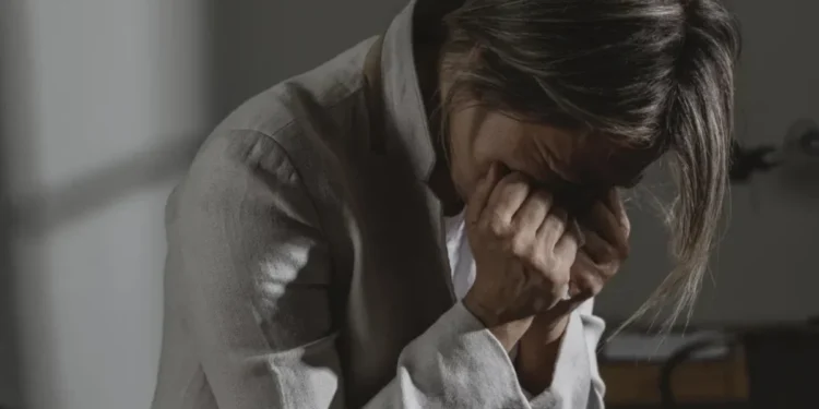 Novo estudo descobriu que pessoas que passam por uma tristeza avassaladora têm mais chance de morrer nos 10 anos seguintes ao luto do que aquelas que não passam por isso  • Freepik