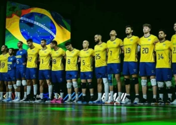 1 de 7 Seleção Masculina de Vôlei no hino nacional • Foto: Divulgação/ Volleyball Nations League