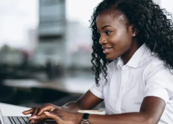 Do básico ao intermediário, as opções são uma alternativa para quem deseja aprender uma nova língua sem gastar dinheiro• Freepik