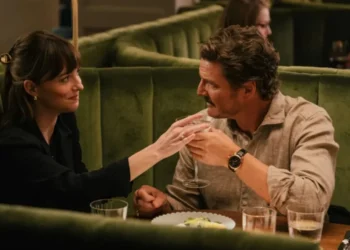 Dakota Johnson e Pedro Pascal em "Amores Materialistas" • Divulgação/A24