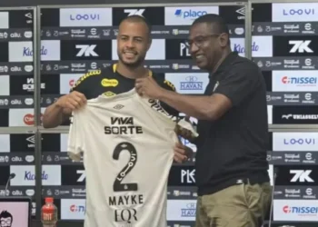 Mayke é apresentado com a camisa 2 do Santos — Foto: Pedro Hübner