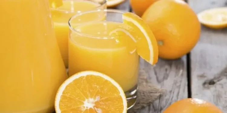 Após “escapar” do tarifaço, suco de laranja cai 9% em Nova York