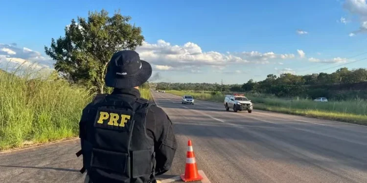 Idoso de 80 anos morre após batida frontal entre carros na BR-153