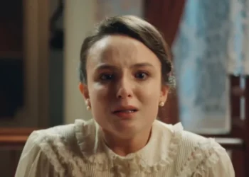 Larissa Manoela vive Estela em "Êta Mundo Melhor" • Reprodução/Globoplay