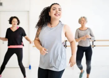 Imagem genérica de mulher dançando • Luis Alvarez/GettyImages
