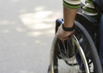 Uso de cadeira de rodas própria é um dos recursos que podem ser solicitados para a realização da prova • Freepik