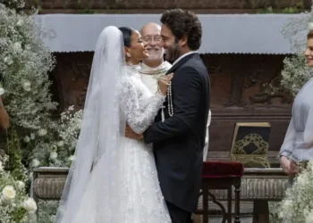 Fátima (Bella Campos) e Afonso (Humberto Carrão) no altar sob o olhar atento de dos convidados: Cecília (Maeve Jinkings), Celina (Malu Galli), Eugênio (Luiz Salem), Fernanda (Ramille), Freitas (Luis Lobianco), Igor (Bernardo Velasco), Laís (Lorena Lima), Leila (Carolina Dieckmmann), Marco Aurélio (Alexandre Nero), Marina (Fernanda Botelho), Odete (Debora Bloch), Renato (João Vicente de Castro), Tiago (Pedro Waddington) e Walter (Leandro Lima) • Globo/ Manoella Mello
