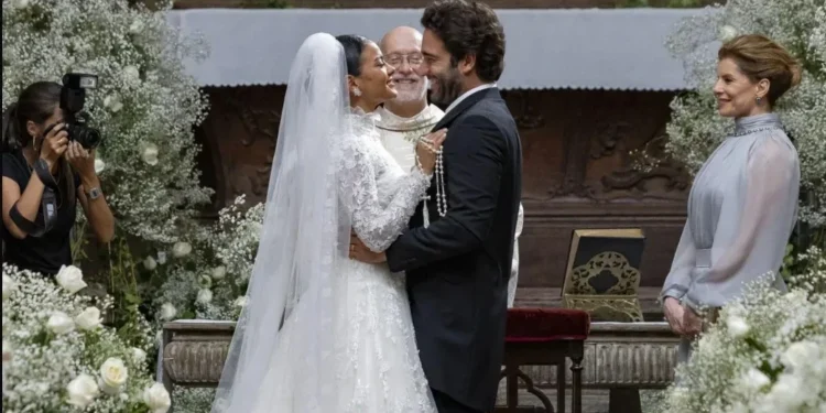 Fátima (Bella Campos) e Afonso (Humberto Carrão) no altar sob o olhar atento de dos convidados: Cecília (Maeve Jinkings), Celina (Malu Galli), Eugênio (Luiz Salem), Fernanda (Ramille), Freitas (Luis Lobianco), Igor (Bernardo Velasco), Laís (Lorena Lima), Leila (Carolina Dieckmmann), Marco Aurélio (Alexandre Nero), Marina (Fernanda Botelho), Odete (Debora Bloch), Renato (João Vicente de Castro), Tiago (Pedro Waddington) e Walter (Leandro Lima) • Globo/ Manoella Mello