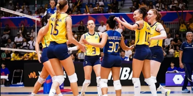 Jogadoras da Seleção Feminina de Vôlei comemoram ponto contra a França • Foto: Divulgação/ Volleyball Nations League