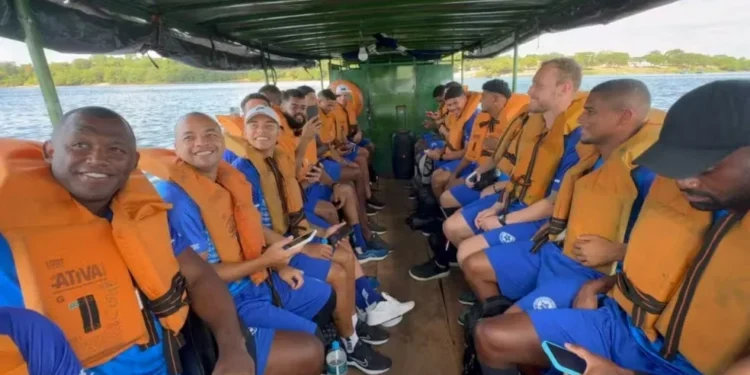 Parnahyba atravessa Rio Tocantins para jogo contra Tocantinópolis — Foto: Gustavo Cavalcante/Rede Clube