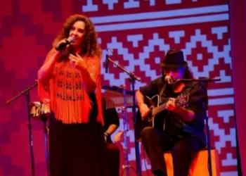 Espetáculo em tributo a Mercedes Sosa retorna a Palmas com Nacha Moretto