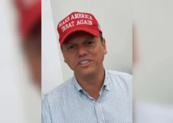 Governador Tarcísio de Freitas com boné "Make América Great Again" (Fazer a América Grande de Novo), lema do presidente dos EUA, Donald Trump • Reprodução