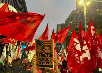 Manifestantes durante protesto na Avenida Paulsita • Reprodução