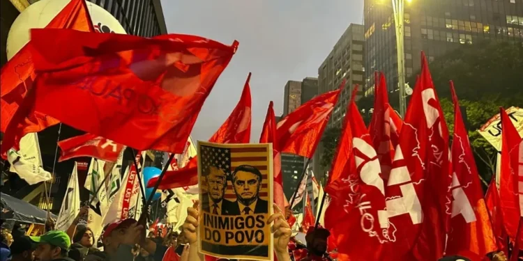 Ato de movimentos de esquerda reúne 15,1 mil pessoas na Paulista, diz USP