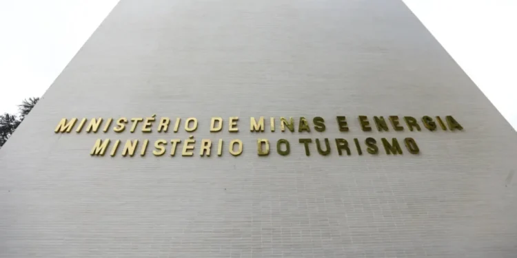 Governo se reúne com Petrobras para avaliar impactos da tarifa de 50%