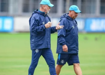 Técnico Mano Menezes em treino do Grêmio • Foto: LUCAS UEBEL/GREMIO FBPA