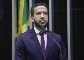 Conselho de Ética da Câmara aprova suspender André Janones por três meses