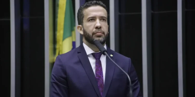 Conselho de Ética da Câmara aprova suspender André Janones por três meses