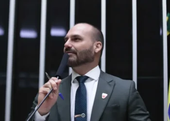 Eduardo tenta “interferir e embaraçar” ação contra Bolsonaro, diz Moraes