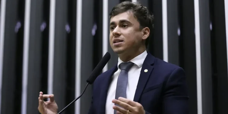 “Só porque tem vários indícios?”, questiona Nikolas ao defender Bolsonaro