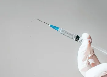 Em ensaio clínico, a injeção semestral de lenacapavir demonstrou 96% de eficácia na prevenção contra infecção por HIV • Catherine Falls Commercial/GettyImages