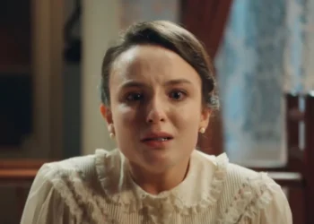 Larissa Manoela vive Estela em "Êta Mundo Melhor" • Reprodução/Globoplay