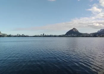 A Lagoa Rodrigo de Freitas é um dos cartões postais do Rio de Janeiro; para associações, voos de helicóptero são um risco • Atrações do Rio de Janeiro: Lagoa Rodrigo de Freitas. Imagem: Unsplash/Laina Luna