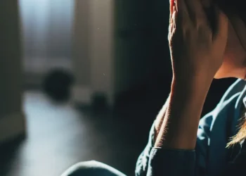 Viver um luto intenso pode trazer riscos à saúde física e mental, segundo pesquisadores • Kseniya Ovchinnikova/GettyImages