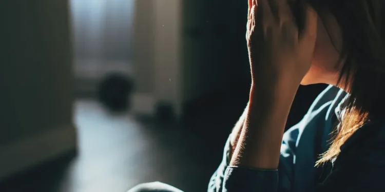 Viver um luto intenso pode trazer riscos à saúde física e mental, segundo pesquisadores • Kseniya Ovchinnikova/GettyImages